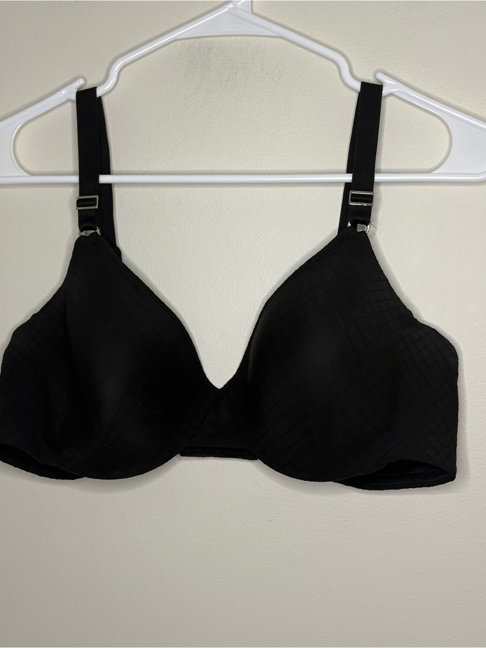 Hanes 40B Women’s Black Bra Basic Tshirt Geometric Work Everyday